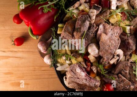 Gegrillte Schweinebrippen auf Gemüse. Hauptfleischgericht mit Beilage. Stockfoto