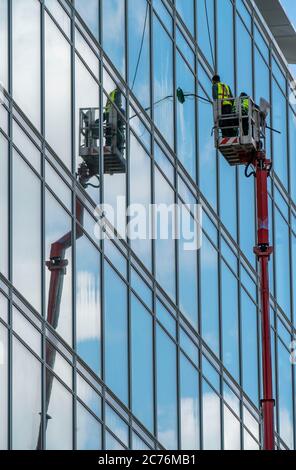 Fensterputzer, Gebäudeinstandhaltung, Fassadenreinigung, auf einer Hebebühne, in Düsseldorf, NRW, Deutschland, Stockfoto