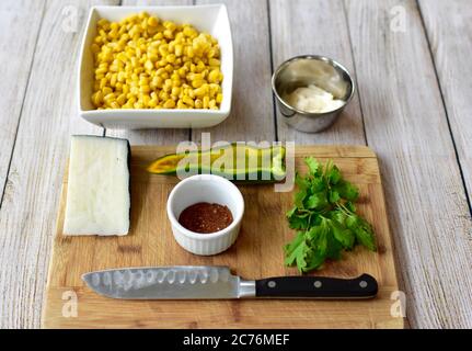 Bio-Vollzutaten bereit für die Vorbereitung Gourmet mexikanischen Street Corn Salat für Cinqo de Mayo Familienfeier mit frischen gesunden Lebensmitteln Stockfoto