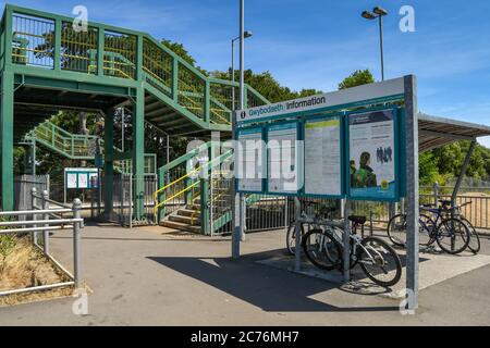 Llantwit Major, Vale of Glamorgan, wales - Juli 2018: Fahrräder stehen im Fahrradschuppen am Eingang des Hauptbahnhofs von Llantwit in Südwales. Stockfoto