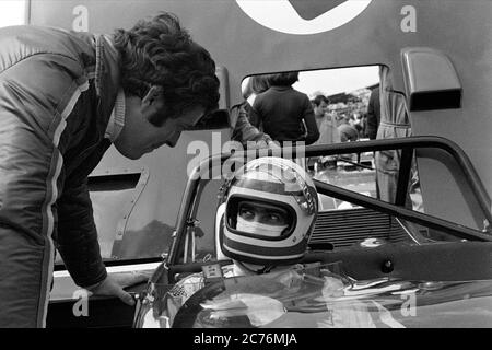 Brian Redman im Gespräch mit seinem Ferrari-Teamkollegen Clay Regazzoni bei Brands Hatch im Jahr 1972. Stockfoto