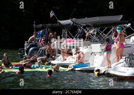 Kanton, GA, USA. Juli 2020. Die Bootsfahrer verbinden sich, um im ruhigen ÃRecreation CoveÃ fast jeden Nachmittag im Sommer auf dem See Allatoona, einem großen künstlichen See und Stausee in der Nähe von Kanton, Georgien, zu trinken und Kontakte zu knüpfen. Quelle: Robin Rayne/ZUMA Wire/Alamy Live News Stockfoto