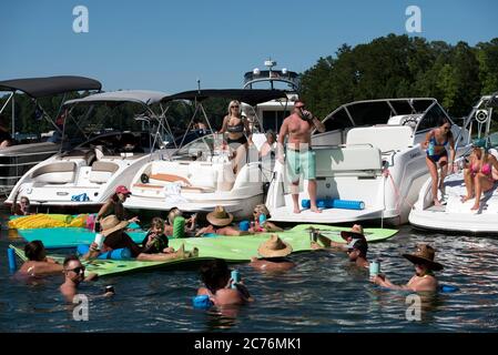 Kanton, GA, USA. Juli 2020. Die Bootsfahrer verbinden sich, um im ruhigen ÃRecreation CoveÃ fast jeden Nachmittag im Sommer auf dem See Allatoona, einem großen künstlichen See und Stausee in der Nähe von Kanton, Georgien, zu trinken und Kontakte zu knüpfen. Quelle: Robin Rayne/ZUMA Wire/Alamy Live News Stockfoto