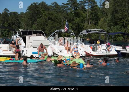 Kanton, GA, USA. Juli 2020. Die Bootsfahrer verbinden sich, um im ruhigen ÃRecreation CoveÃ fast jeden Nachmittag im Sommer auf dem See Allatoona, einem großen künstlichen See und Stausee in der Nähe von Kanton, Georgien, zu trinken und Kontakte zu knüpfen. Quelle: Robin Rayne/ZUMA Wire/Alamy Live News Stockfoto