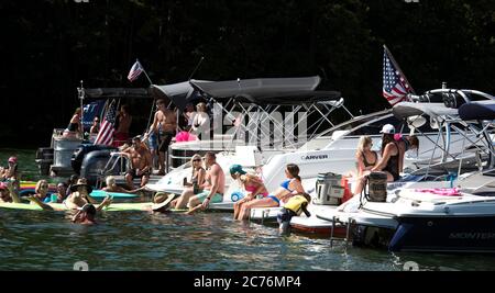 Kanton, GA, USA. Juli 2020. Die Bootsfahrer verbinden sich, um im ruhigen ÃRecreation CoveÃ fast jeden Nachmittag im Sommer auf dem See Allatoona, einem großen künstlichen See und Stausee in der Nähe von Kanton, Georgien, zu trinken und Kontakte zu knüpfen. Quelle: Robin Rayne/ZUMA Wire/Alamy Live News Stockfoto