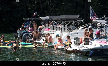 Kanton, GA, USA. Juli 2020. Die Bootsfahrer verbinden sich, um im ruhigen ÃRecreation CoveÃ fast jeden Nachmittag im Sommer auf dem See Allatoona, einem großen künstlichen See und Stausee in der Nähe von Kanton, Georgien, zu trinken und Kontakte zu knüpfen. Quelle: Robin Rayne/ZUMA Wire/Alamy Live News Stockfoto