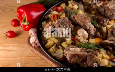 Gegrillte Schweinebrippen auf Gemüse. Hauptfleischgericht mit Beilage. Stockfoto