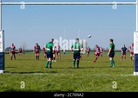 Swanage Spieler kicking Konvertierung. NDRFC 1st XV vs Swanage & Wareham RFC 1st XV, Samstag, 8. April 2017 - North Dorset RFC - Gillingham - Dorset - E Stockfoto