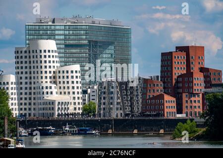 Neuer Zollhof-Gebäudekomplex, die Gehry-Gebäude, am Medienhafen, dahinter das Stadttor-Gebäude, Düsseldorf, NRW, Deutschland Stockfoto