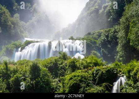 Der Marmore Wasserfall mit seinen 165 Höhenmetern ist einer der höchsten in Europa Stockfoto