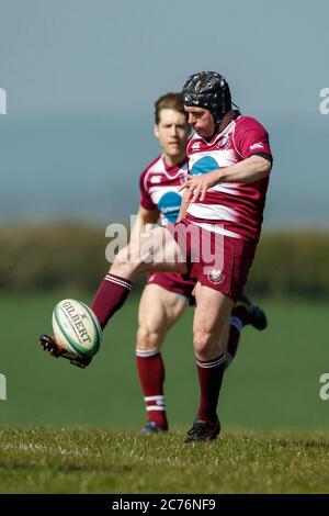 Rugby-Spieler Kicking Ball - NDRFC 1. XV vs Swanage & Wareham RFC 1. XV - Samstag, 8. April 2017 - North Dorset RFC - Gillingham - Dorset - England Stockfoto