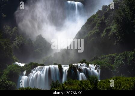 Der Marmore Wasserfall mit seinen 165 Höhenmetern ist einer der höchsten in Europa Stockfoto