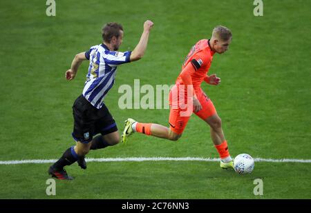 Julian Borner (links) von Sheffield Wednesday und Emile Smith Rowe von Huddersfield Town während des Sky Bet Championship-Spiels in Hillsborough, Sheffield. Stockfoto