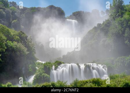 Der Marmore Wasserfall mit seinen 165 Höhenmetern ist einer der höchsten in Europa Stockfoto