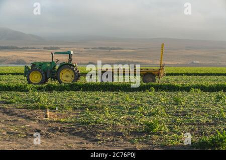 Santa Barbara County, California/USA - 7. Juli 2020 Landwirtschaftliche Feld- und Landmaschinen. Traktor bei Sonnenuntergang auf dem Feld nach der Arbeit stehen Stockfoto