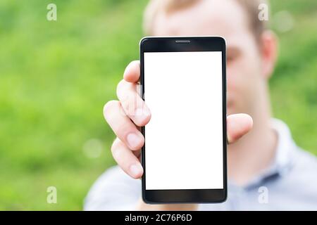 Junger Mann zeigt eine Handyanwendung, Nahaufnahme Stockfoto