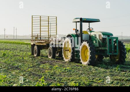 Santa Barbara County, California/USA - 7. Juli 2020 Landwirtschaftliche Feld- und Landmaschinen. Traktor bei Sonnenuntergang auf dem Feld nach der Arbeit stehen Stockfoto