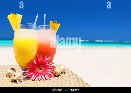 Zwei tropische frische Säfte am weißen Sandstrand in Punta Cana, Dominikanische Republik Stockfoto