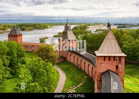 Alte Türme von Weliki Nowgorod Kreml, Russland Stockfoto