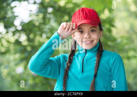 Der fantastische Touch rundet Ihr Hipster-Outfit ab. Kleine Mädchen tragen Hipster Mütze im Freien. Modisches Accessoire. Happy Child genießen Hipster-Stil. Schönheit Blick des kleinen Kindes. Lässiger Style. Modischer Trend. Stockfoto