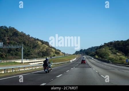 Blick auf DEN 50 KM langen Highway Rodovia dos Bandeirantes (offizielle Bezeichnung SP-348) am frühen Morgen, Richtung Norden nach Cordeiropolis. Jundiai-Viertel Stockfoto