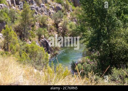 Landschaft mit Bergen, Hügeln und Flüssen in 'Ruta De Los Calderones Puentes Colgantes' in Chulilla, Valencia, Spanien Stockfoto