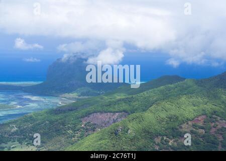 Luftaufnahme der Halbinsel Le Morne Brabant. Mauritius-Landschaft Stockfoto