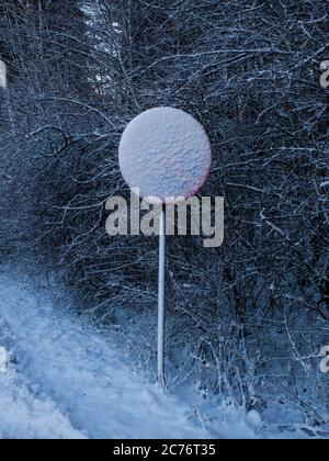 Gefrorenes Straßenschild mit Schnee bedeckt Stockfoto