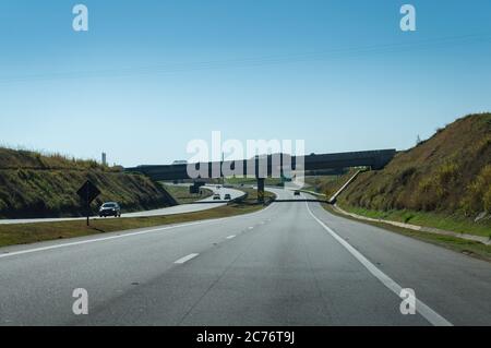 Die KM 14 der Jose Roberto Magalhaes Teixeira Autobahn (offizielle Bezeichnung SP-83) am frühen Morgen, in Richtung Norden nach Campinas. Campinas Nachbarschaft. Stockfoto