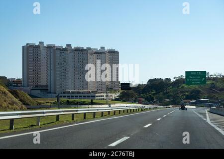 Die KM 8 der Jose Roberto Magalhaes Teixeira Autobahn (offizielle Bezeichnung SP-83) am frühen Morgen, in Richtung Norden nach Campinas. Valinhos Viertel. Stockfoto