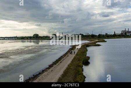 Liepaja, Lettland - August 2019: Großer natürlicher See vom Aussichtspunkt Stockfoto