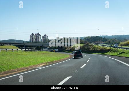 Die KM 2 der Jose Roberto Magalhaes Teixeira Autobahn (offizielle Bezeichnung SP-83) am frühen Morgen, in Richtung Norden nach Campinas. Campinas Nachbarschaft. Stockfoto