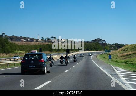 Blick auf DEN 117 KM langen Dom Pedro I Highway (offizielle Bezeichnung SP-65) am frühen Morgen Richtung Westen nach Campinas. Campinas Nachbarschaft. Stockfoto