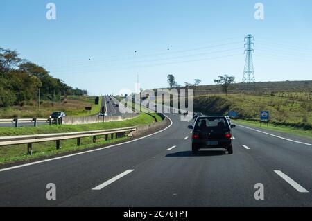 Blick auf DEN 119 KM langen Dom Pedro I Highway (offizielle Bezeichnung SP-65) am frühen Morgen, Richtung Westen nach Campinas. Campinas Nachbarschaft Stockfoto