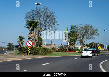 Ein schöner Garten mit grüner Vegetation in einem Kreisverkehr neben dem Holambra Stadttor Eingang in Prefeito Azin Lian Straße. Stockfoto