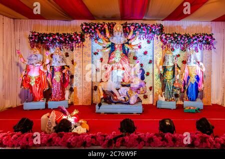 Gesichter von Gottheiten bedeckt, bevor die primären Feiern beginnen am sechsten Tag (Shasthi) von Durga Puja Stockfoto