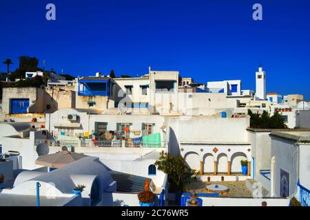 Stilvolle blau-weiße Architektur in Sidi Bou Said, Tunesien Stockfoto