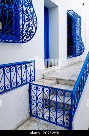 Stilvolle blau-weiße Architektur in Sidi Bou Said, Tunesien Stockfoto