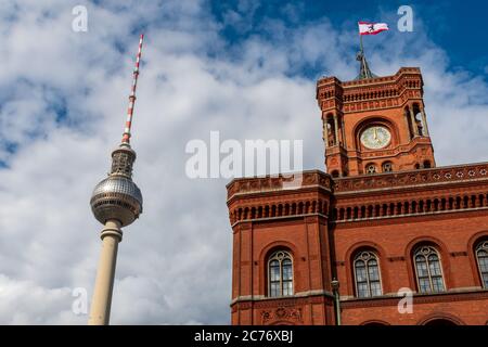 Berlin, Deutschland / Juli 12 2020: Das Berliner Rathaus und der Berliner Fernsehturm sind ikonische Gebäude. Dort isoliert beide in der gleichen Aufnahme. Stockfoto