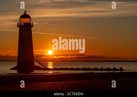 Sonnenaufgang am Talacre Leuchtturm an der Küste von Nordwales Stockfoto
