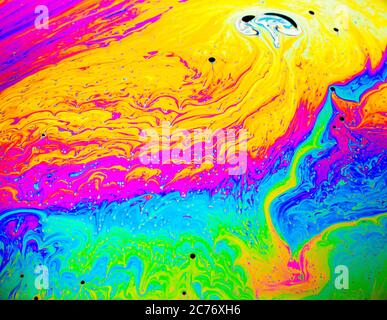 Coloful Regenbogen psychedelische abstrakte Muster auf Seifenblasenoberfläche. Makroaufnahme für Design Stockfoto