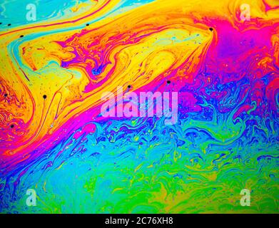 Coloful Regenbogen psychedelische abstrakte Muster auf Seifenblasenoberfläche. Makroaufnahme für Design Stockfoto