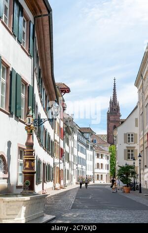 Basel, BL / Schweiz - 8. Juli 2020: Blick auf die historische Altstadt in der Basler Innenstadt mit dem Dom im Hintergrund Stockfoto