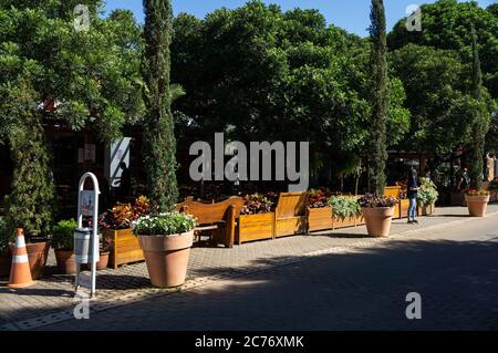 Der Außenbereich des Casa Bela Cafe und Restaurant ist von Bäumen und schönen Dekorationen umgeben. Restaurant in der Doria Vasconcelos Straße. Stockfoto