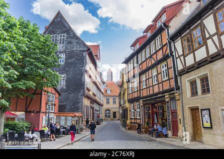 Historische Straße im Zentrum der Altstadt von Quedlinburg, Deutschland Stockfoto