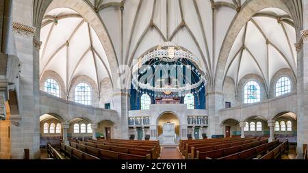 Basel, BL / Schweiz - 8. Juli 2020: Innenansicht der historischen Pauluskirche in der Basler Innenstadt Stockfoto