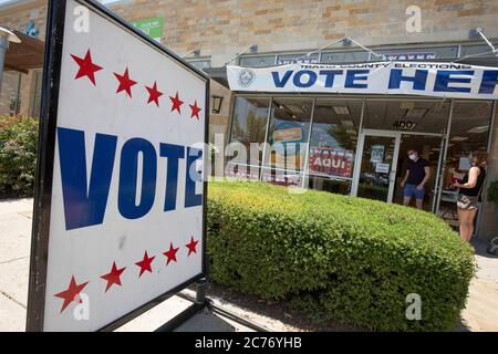 Austin, TX USA 14. Juli 2020: Maskierte Wähler betreten Wahllokale in Süd-Austin für die Stichwahl, um die Matchups für die Parlamentswahlen im November zu bestimmen. Nach dem Stichprobestandard ist zu erwarten, dass die persönliche Abstimmung immer noch weniger als 10% der registrierten Wähler in Texas beträgt. Kredit: Bob Daemmrich/Alamy Live Nachrichten Stockfoto