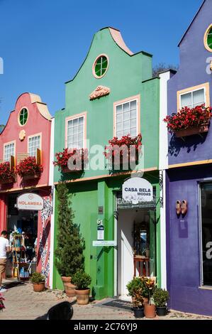 Die bunten holländischen Architektur Geschenkläden mit Blumen dekoriert in Doria Vasconcelos Straße am frühen Morgen. Stockfoto