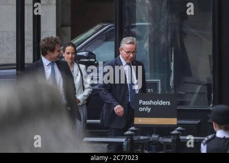 Westminster, London, Großbritannien. Juli 2020. Michael Gove, MP, Minister für das Kabinett. Kabinettsminister, hochrangige konservative Abgeordnete und Labour-Frontbankpolitiker sind auf dem Gelände des Unterhauses kurz vor der Debatte über die Beseitigung brennbarer Klammer im Unterhaus zu sehen. Kredit: Imageplotter/Alamy Live Nachrichten Stockfoto