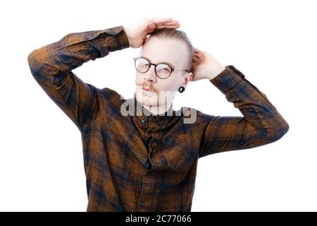 Hipster Mann Slicking Zurück Haar Stockfoto